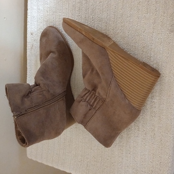 Mojo Moxy Tan Ankle Booties with Wedge Heel - Picture 8 of 8